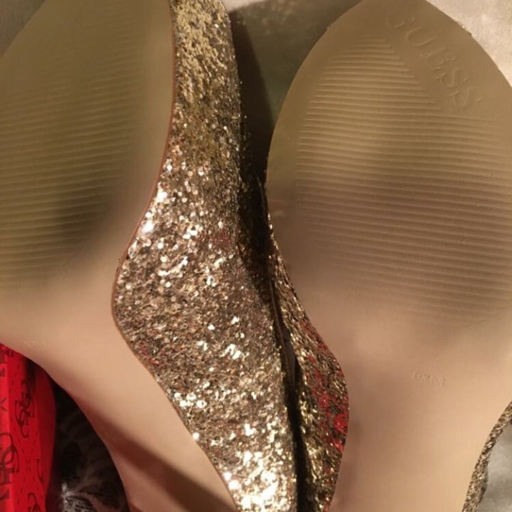 Guess Pumps